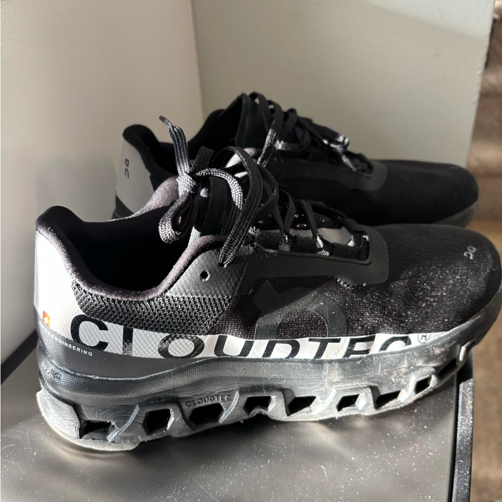 Men’s 7 women’s 9 OC Sneakers